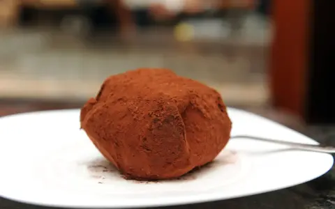Un tartufo al cacao, un dolce da provare per scoprire cosa mangiare in Calabria.