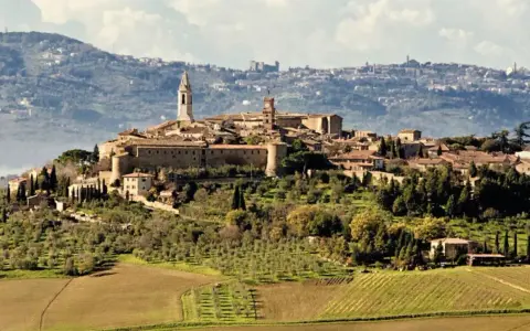Pienza, gioiello rinascimentale, domina la Val d'Orcia. Tra i suoi vicoli e palazzi, scopri cosa vedere in questo borgo incantevole.