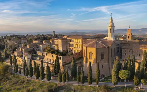 Pienza, gioiello rinascimentale, svela la sua storia tra palazzi e cipressi al tramonto.