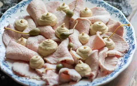Fettine sottili di vitello con salsa tonnata e capperi, un classico delle specialità piemontesi.