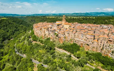 Pitigliano, la "piccola Gerusalemme", aggrappata alla rupe tufacea. Un borgo medievale da scoprire, tra vicoli e panorami mozzafiato.
