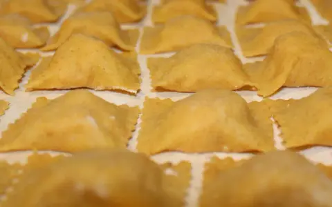 Tortelli di patate del Mugello, pronti per essere cucinati. Un primo piatto tipico toscano.
