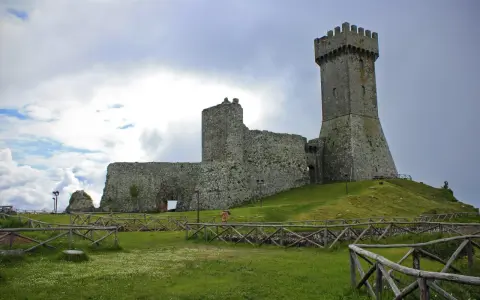 Rocche e torri imponenti dominano il paesaggio. Un must per chi cerca cosa vedere a Radicofani, con panorami mozzafiato.