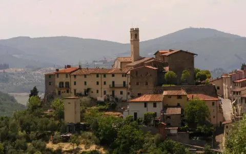 Borgo toscano con campanile, un luogo da film, dove la storia incontra la bellezza paesaggistica.