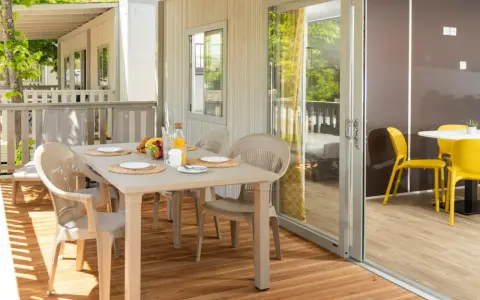 Tavolo apparecchiato su un patio in legno, ideale per chi cerca hotel che accettano cani in Toscana.