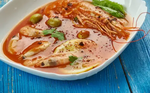 Gamberi in salsa rossa con olive e limone, un assaggio dei piatti tipici di Ancona.