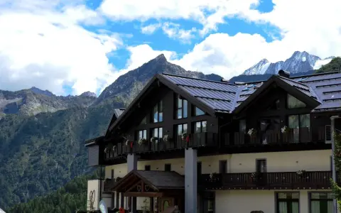 Agriturismi in Trentino Alto Adige per famiglie: un rifugio alpino con vista sulle montagne, ideale per vacanze indimenticabili.