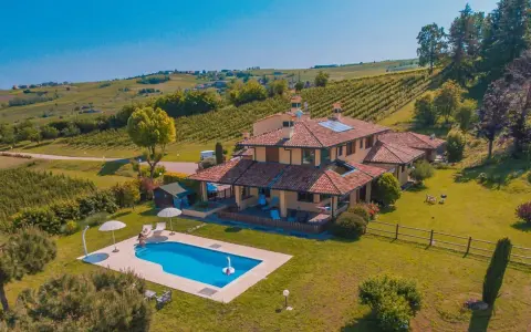 La tenuta Quvestra, immersa tra dolci colline e vigneti, offre una villa con piscina e un panorama mozzafiato.