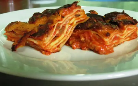 Lasagne al forno, un classico da provare per scoprire cosa mangiare nelle Marche. Gusto e tradizione in un piatto.