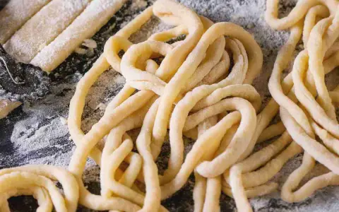 Pici toscani freschi, pasta fatta a mano pronta per essere cucinata.