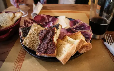 Tagliere con salumi, formaggi e bruschette, un assaggio dei piatti tipici umbri.