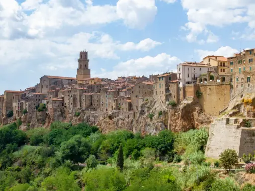 Un suggestivo tour della Maremma: Pitigliano, la "Piccola Gerusalemme", arroccata su una rupe tufacea, domina il paesaggio verdeggiante.