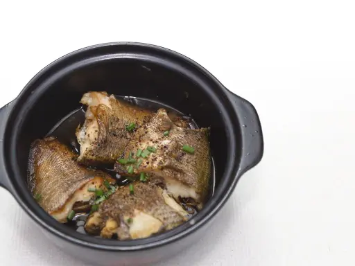 Pezzi di pesce dorato in umido, guarniti con erba cipollina, un assaggio dei piatti tipici Pescara.