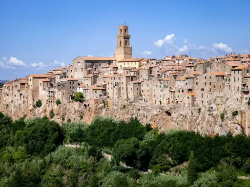 Pitigliano, la "Piccola Gerusalemme", arroccata su uno sperone di tufo. Ecco cosa vedere a Pitigliano in mezza giornata: un borgo medievale incantevole.