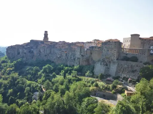 Pitigliano, la "Piccola Gerusalemme", domina la valle. Un gioiello per i tuoi itinerari Maremma, arroccato su tufo.