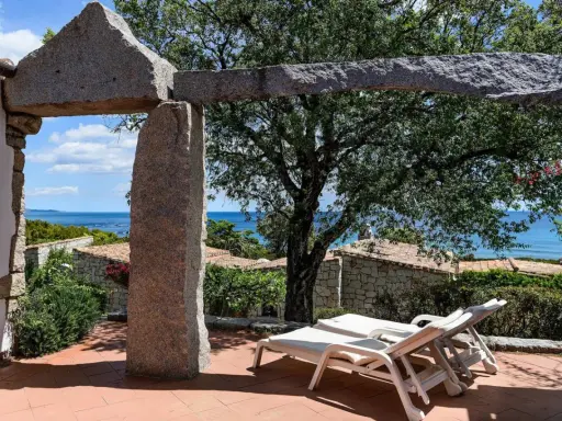 Terrazza con lettini e vista mare, un angolo di pace negli agriturismi in Sardegna.