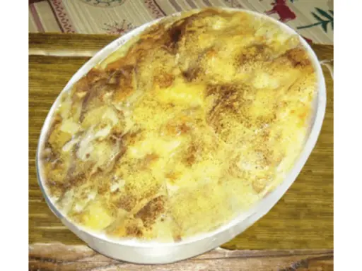 Piatto tipico valdostano: una torta dorata e spolverata di cannella, pronta per essere gustata.