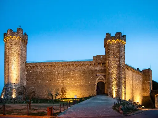 Fortezza di Montalcino illuminata di sera, un luogo imperdibile tra le 10 cose da vedere a Montalcino.
