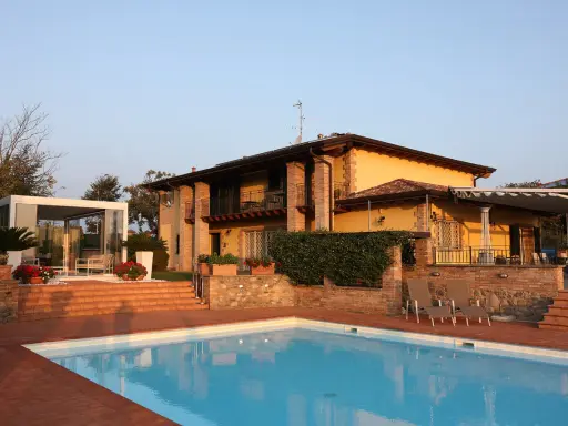 Un casale con piscina e giardino, ideale per vacanze in fattoria. Relax e natura ti aspettano in questo angolo di paradiso.