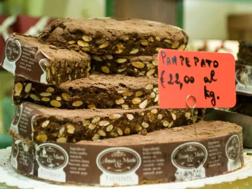Panpepato, dolce tradizionale con frutta candita e mandorle, un'origine ricca di sapori. Prezzo €22,00 al kg.