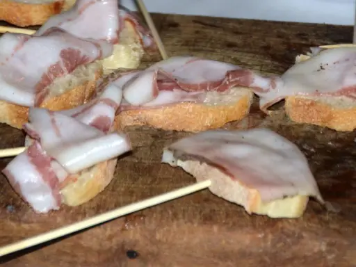 Bruschette con lardo di Colonnata, un modo delizioso per gustare questo salume.