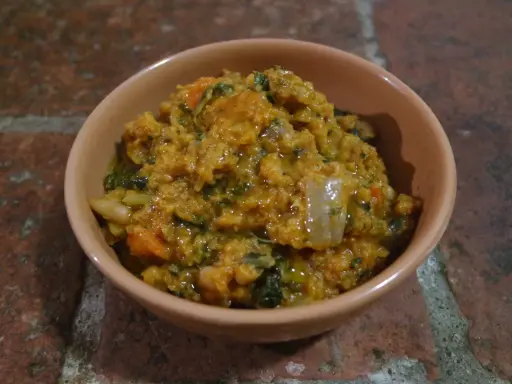 Una ciotola di ribollita senese, ricca e saporita, con pane raffermo, verdure e fagioli.