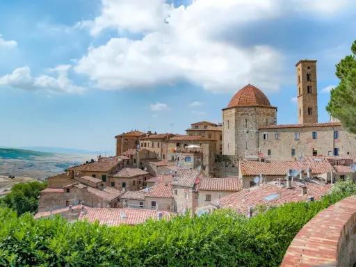 Volterra, famosa per la sua storia etrusca e medievale, si staglia su un colle toscano.