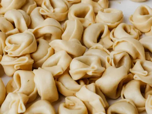 Tortellini freschi, un classico delle specialità romagnole, pronti per essere gustati in un piatto fumante.