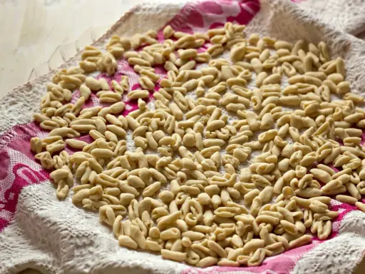 Pasta fresca fatta in casa, pronta per diventare uno dei piatti tipici molisani.