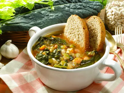 Zuppa di cavolo nero e fagioli, uno dei piatti tipici toscani, servita con pane tostato.