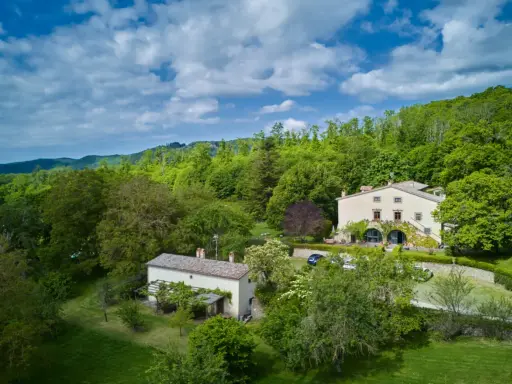 Casale immerso nel verde, tra colline lussureggianti, dove si trova il Monte Amiata. Un luogo di pace e natura.