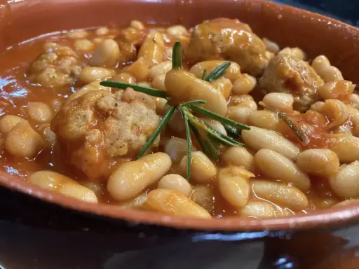 Fagioli all'uccelletto in umido con polpettine e rosmarino. Forse si chiamano così perché ricordano un piatto rustico, semplice e saporito, come quello che mangiavano gli uccelletti.