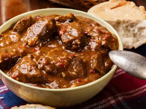 Un invitante stracotto toscano in una ciotola, pronto per essere gustato con pane fresco.
