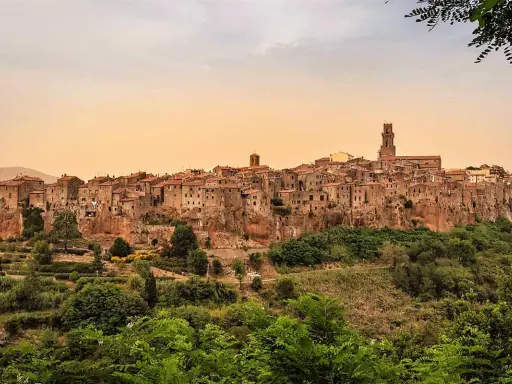 Pitigliano, un gioiello da scoprire: ecco cosa visitare in Toscana in 1 giorno, arroccato su una rupe tufacea.
