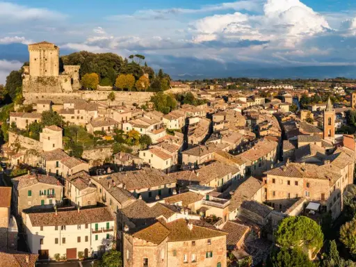 Sarteano cosa vedere: borgo medievale con castello imponente, tetti in cotto e vicoli suggestivi. Un panorama incantevole.