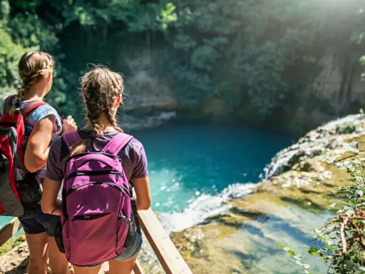 Due ragazze con zaini ammirano una cascata durante un trekking in Toscana montagna.