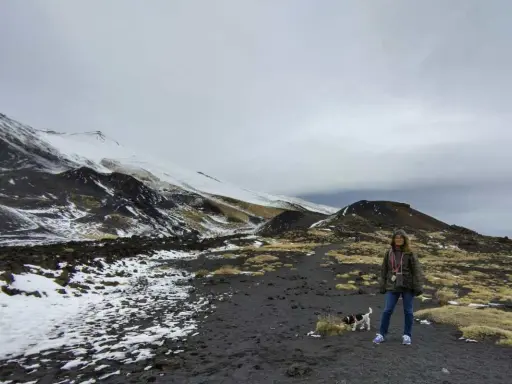 Escursione invernale sull'Etna, un'idea su dove andare in Sicilia con i bambini per un'avventura unica tra neve e vulcani.