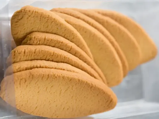 Biscotti dorati, fragranti e dalla forma allungata, un classico tra i dolci tipici di Pavia, pronti per essere gustati.