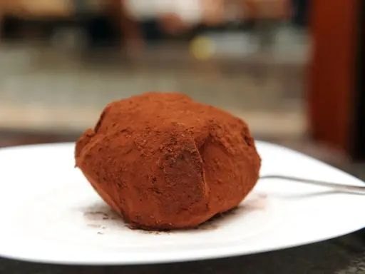 Un tartufo al cacao, un dolce da provare per scoprire cosa mangiare in Calabria.