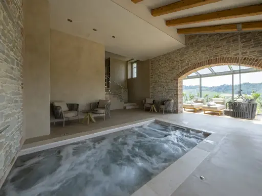 Jacuzzi interno con vista panoramica, ideale per una spa per bambini in Piemonte. Relax e divertimento assicurati tra le colline.