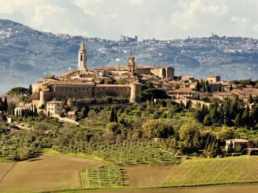 Pienza, gioiello rinascimentale, domina la Val d'Orcia. Tra i suoi vicoli e palazzi, scopri cosa vedere in questo borgo incantevole.