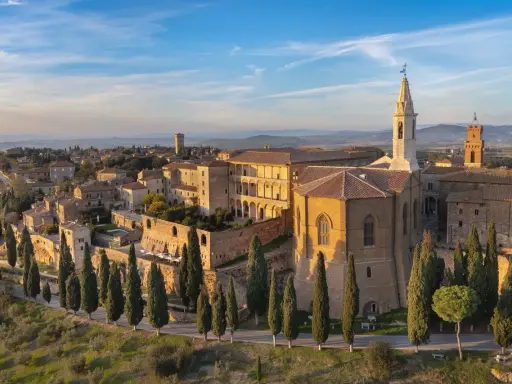 Pienza, gioiello rinascimentale, svela la sua storia tra palazzi e cipressi al tramonto.
