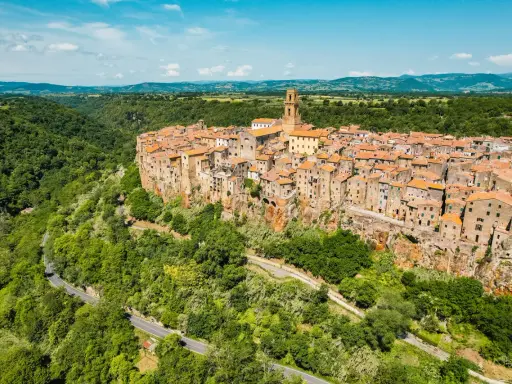 Pitigliano, la "piccola Gerusalemme", aggrappata alla rupe tufacea. Un borgo medievale da scoprire, tra vicoli e panorami mozzafiato.