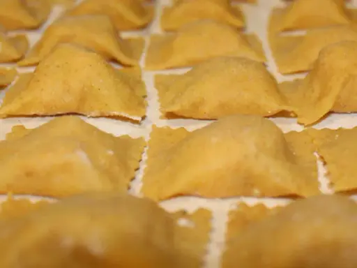 Tortelli di patate del Mugello, pronti per essere cucinati. Un primo piatto tipico toscano.