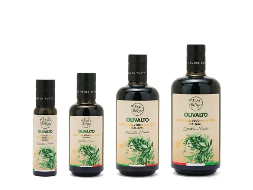 Quattro bottiglie di olio EVO, olio extra vergine di oliva italiano, di diverse dimensioni. Il marchio è "Evo del Borgo".