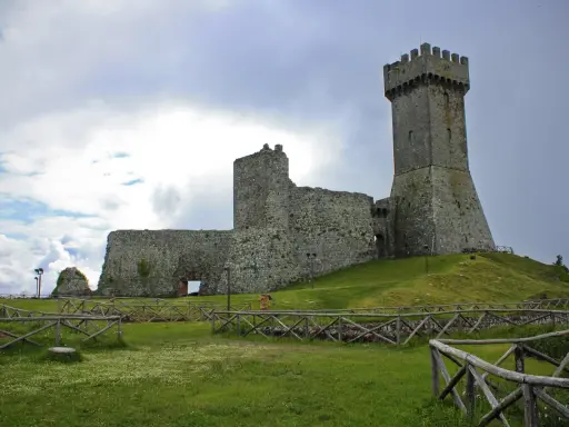 Rocche e torri imponenti dominano il paesaggio. Un must per chi cerca cosa vedere a Radicofani, con panorami mozzafiato.