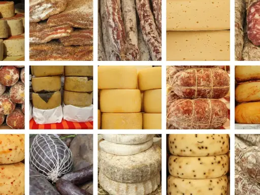 Selezione di formaggi e salumi, un tripudio di prodotti tipici toscani.