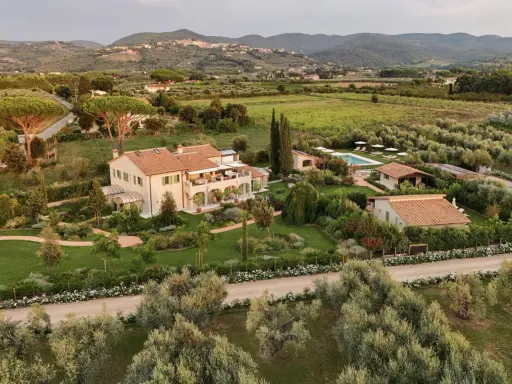 Incantevole masseria in Toscana, con piscina, giardini curati e uliveti, immersa nel verde delle colline.