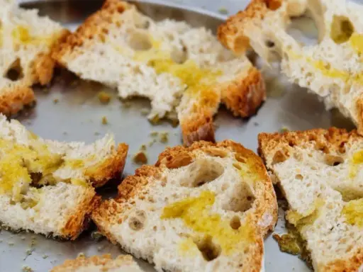 Fettunta cos'è? Fette di pane tostato condite con olio d'oliva, un classico antipasto toscano.