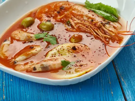 Gamberi in salsa rossa con olive e limone, un assaggio dei piatti tipici di Ancona.